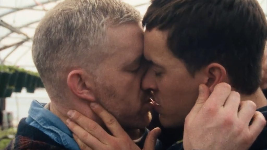 Dưới Lớp Vỏ Bọc (Bên Dưới Lớp Thường Phục)